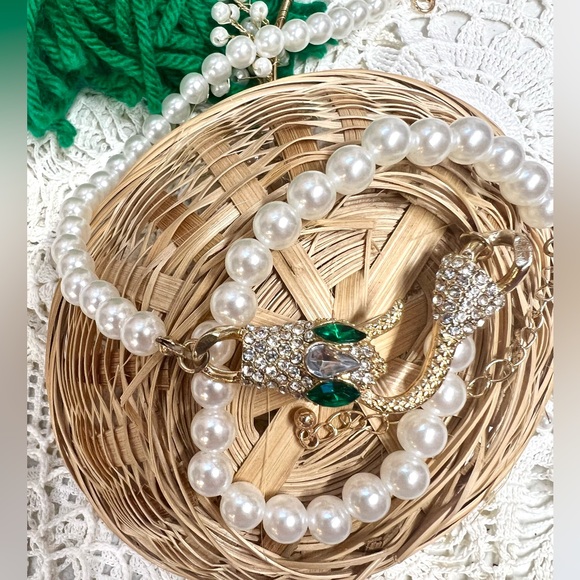 Jewelry - New! Faux Pearl And Rhinestone Snake Necklace